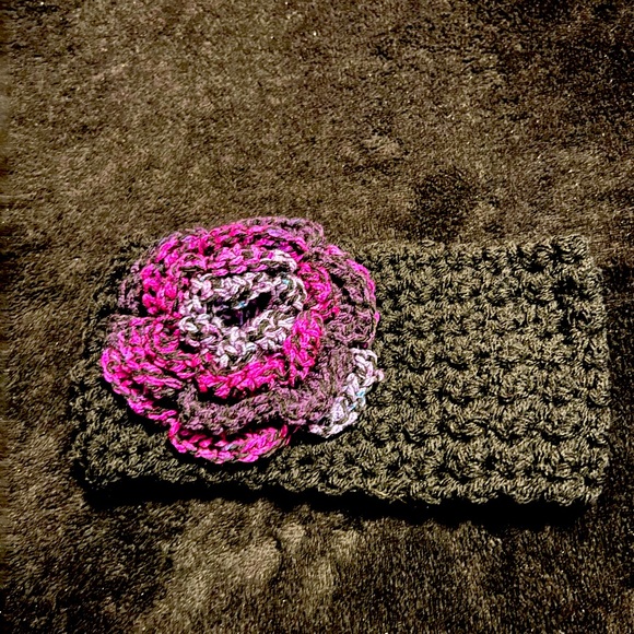 Crocheted headband with crocheted flower mosaic/black in color - Picture 1 of 5